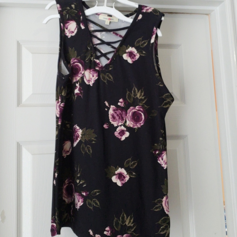 🛍Black w/purple floral criss cross top
